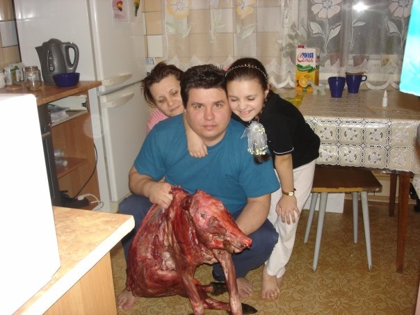 Хрюша, мама,папа,я -некрофильская семья.