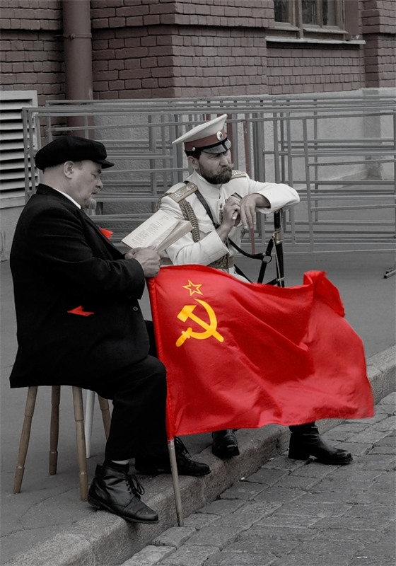 Двухглавый герб страны.