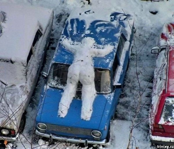 Упал снежным комом и лежит, окаянный.