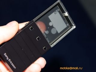 Sony Ericsson Xperia Pureness с прозрачным экраном