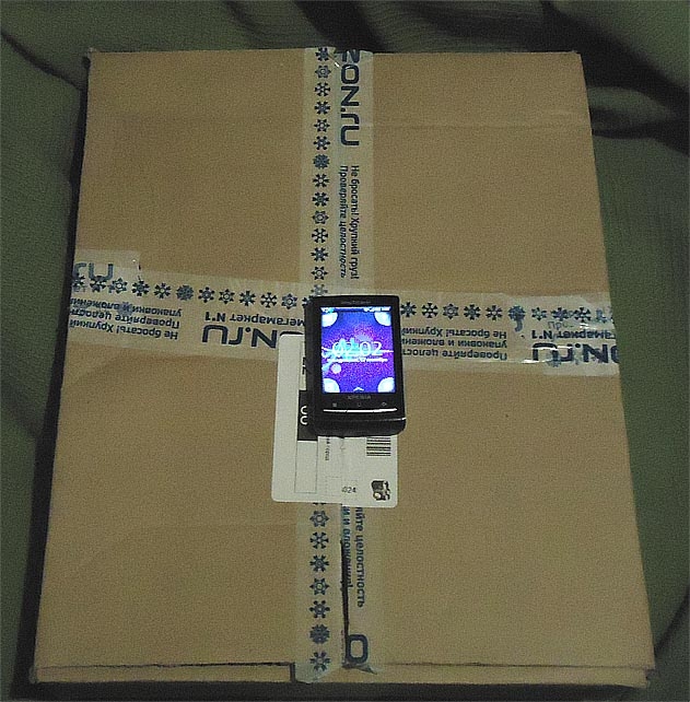 Sony Ericsson Xperia X10 mini на фоне своей упаковочной коробки
